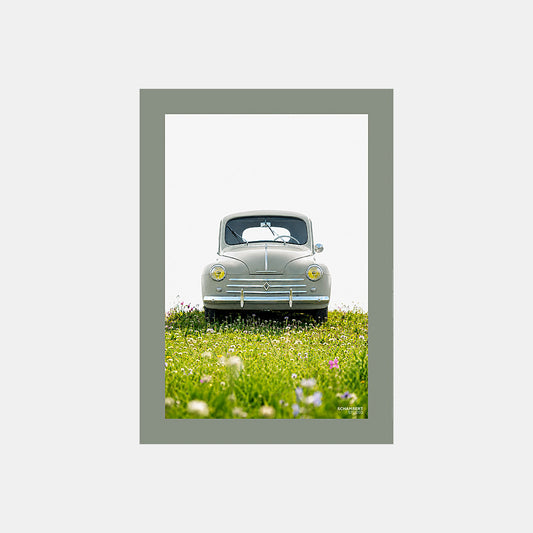 4 CV – Printemps | Affiche auto vintage en prairie fleurie - Design avec marge couleur.