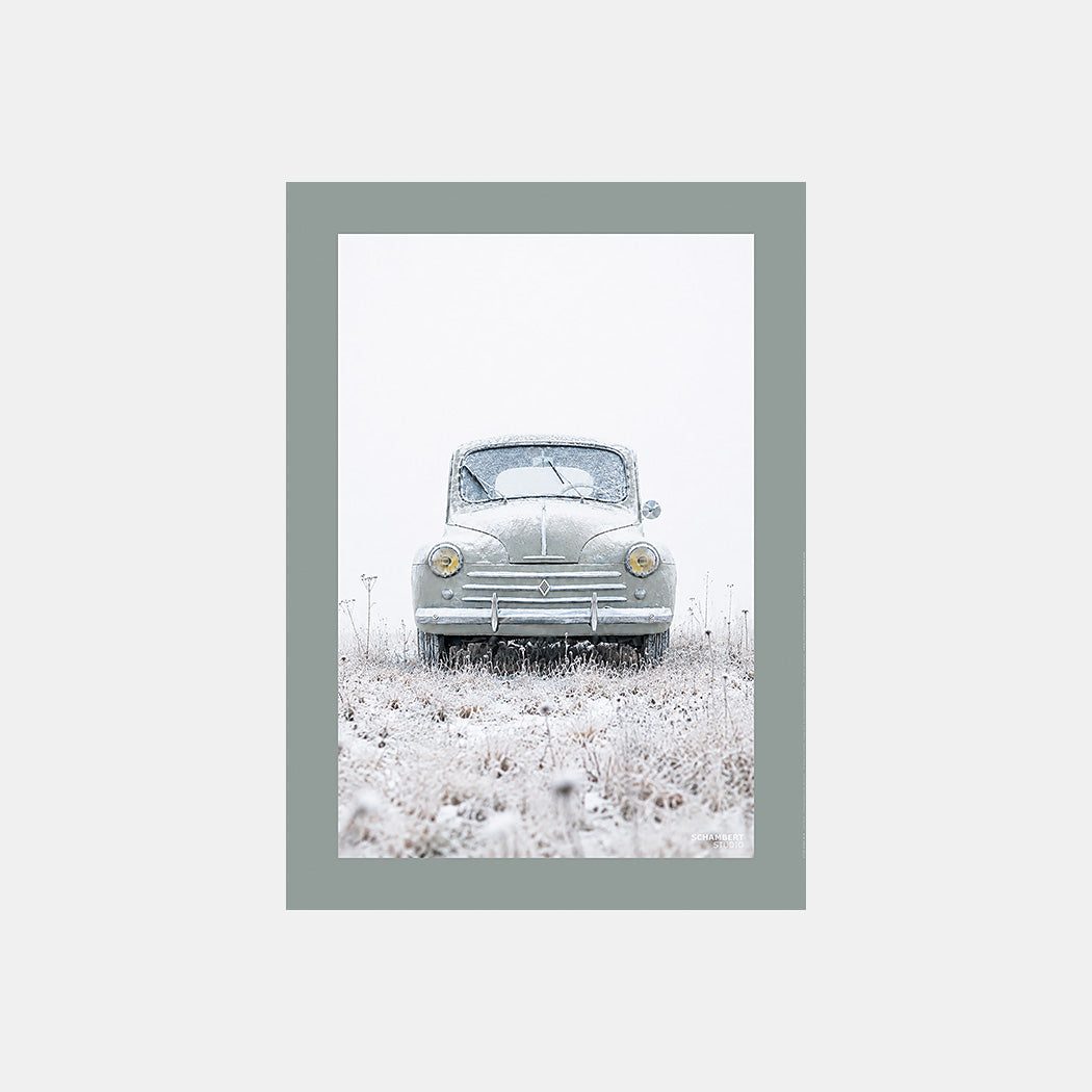 4 CV – Hiver | Affiche auto vintage givrée sous la neige - Design avec marge couleur.