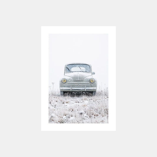 4 CV – Hiver | Affiche auto vintage givrée sous la neige - Design avec marge blanche.