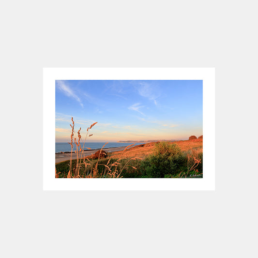 Photographie des collines et des falaises du Cap Blanc-Nez dans le couchant depuis le chemin des douaniers, Côte d'Opale, Pas-de-Calais, Hauts-de-France, France.