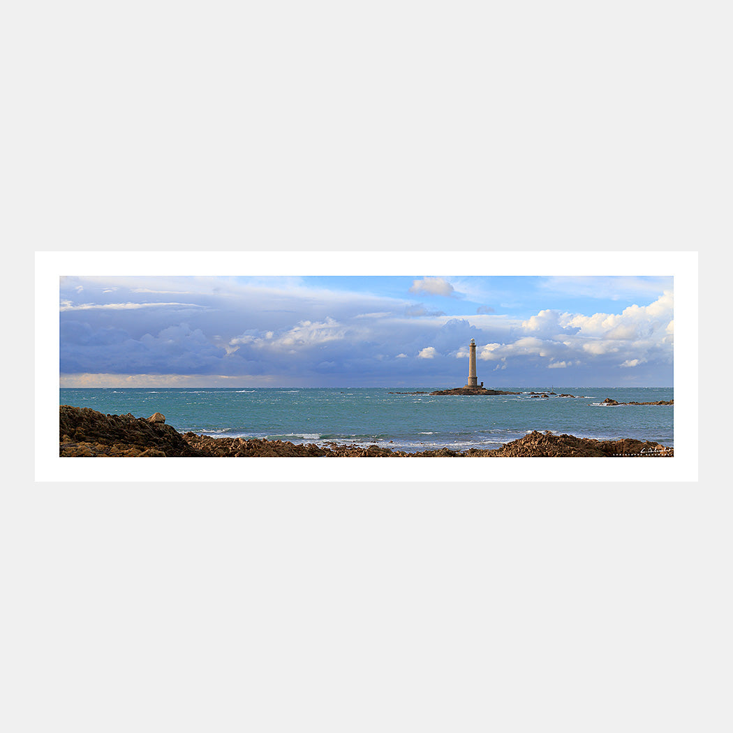 Photographie panoramique du phare du Cap de la Hague depuis le port de Goury dans le soleil couchant avec les rochers par mer calme, Cotentin, Manche, Normandie, France.
