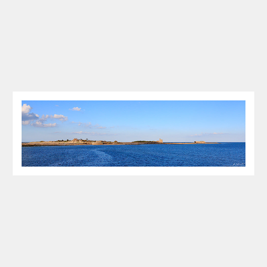 Photographie panoramique de l'ile Tatihou à marée haute au couchant depuis Saint-Vaast-la-Hougue, Cotentin, Manche, Normandie, France.