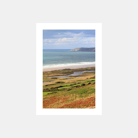 Photographie de la plage de la réserve de Vauville et du Nez de Jobourg sous un soleil d'orage, Cotentin, Manche, Normandie, France.