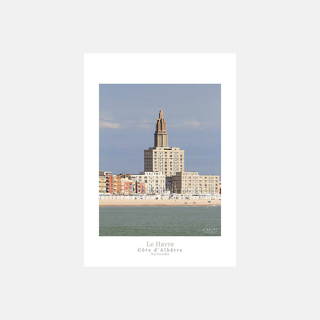 Poster photo 2726 Les immeubles du Havre depuis la mer en été, design avec marge blanche et légende.
