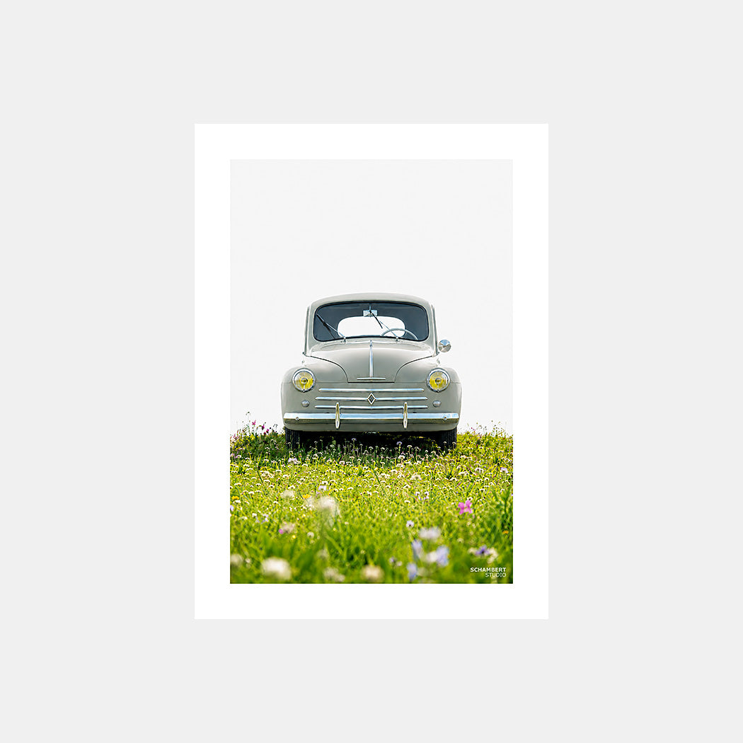 4 CV – Printemps | Affiche auto vintage en prairie fleurie - Design avec marge blanche.