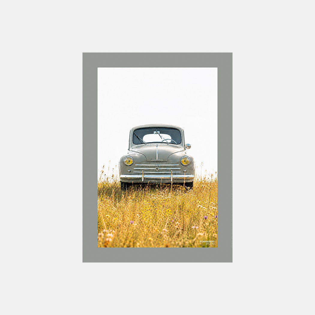 4 CV – Eté | Affiche auto vintage en prairie dorée estivale - Design avec marge couleur.