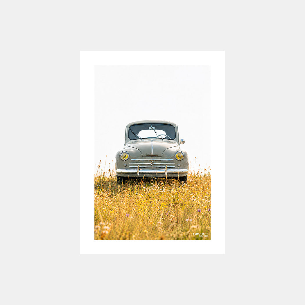 4 CV – Eté | Affiche auto vintage en prairie dorée estivale - Design avec marge blanche.