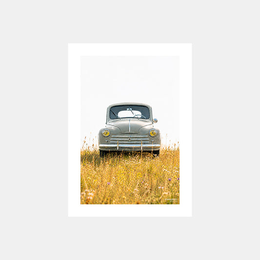 4 CV – Eté | Affiche auto vintage en prairie dorée estivale - Design avec marge blanche.