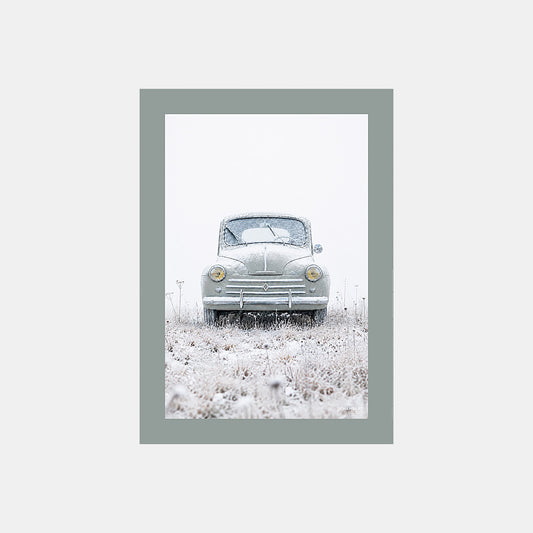 4 CV – Hiver | Affiche auto vintage givrée sous la neige - Design avec marge couleur.