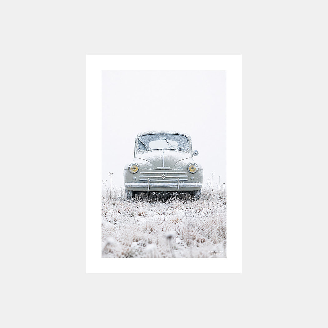 4 CV – Hiver | Affiche auto vintage givrée sous la neige - Design avec marge blanche.
