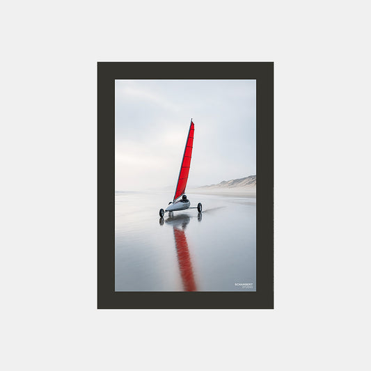 Voile rouge au Touquet | Affiche chars à voile sur la Côte d'Opale - Design avec marge couleur.