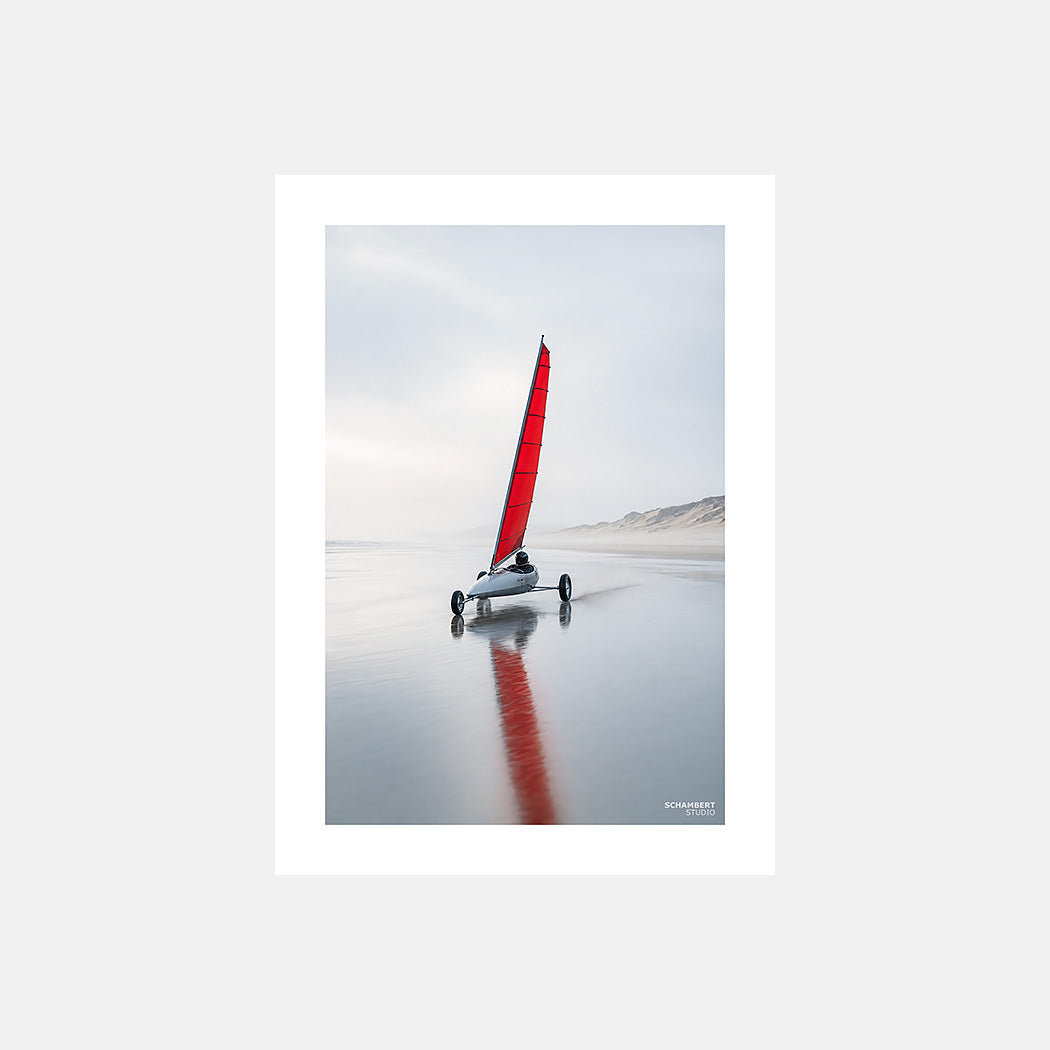 Voile rouge au Touquet | Affiche chars à voile sur la Côte d'Opale - Design avec marge blanche.