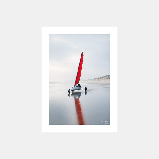 Voile rouge au Touquet | Affiche chars à voile sur la Côte d'Opale - Design avec marge blanche.