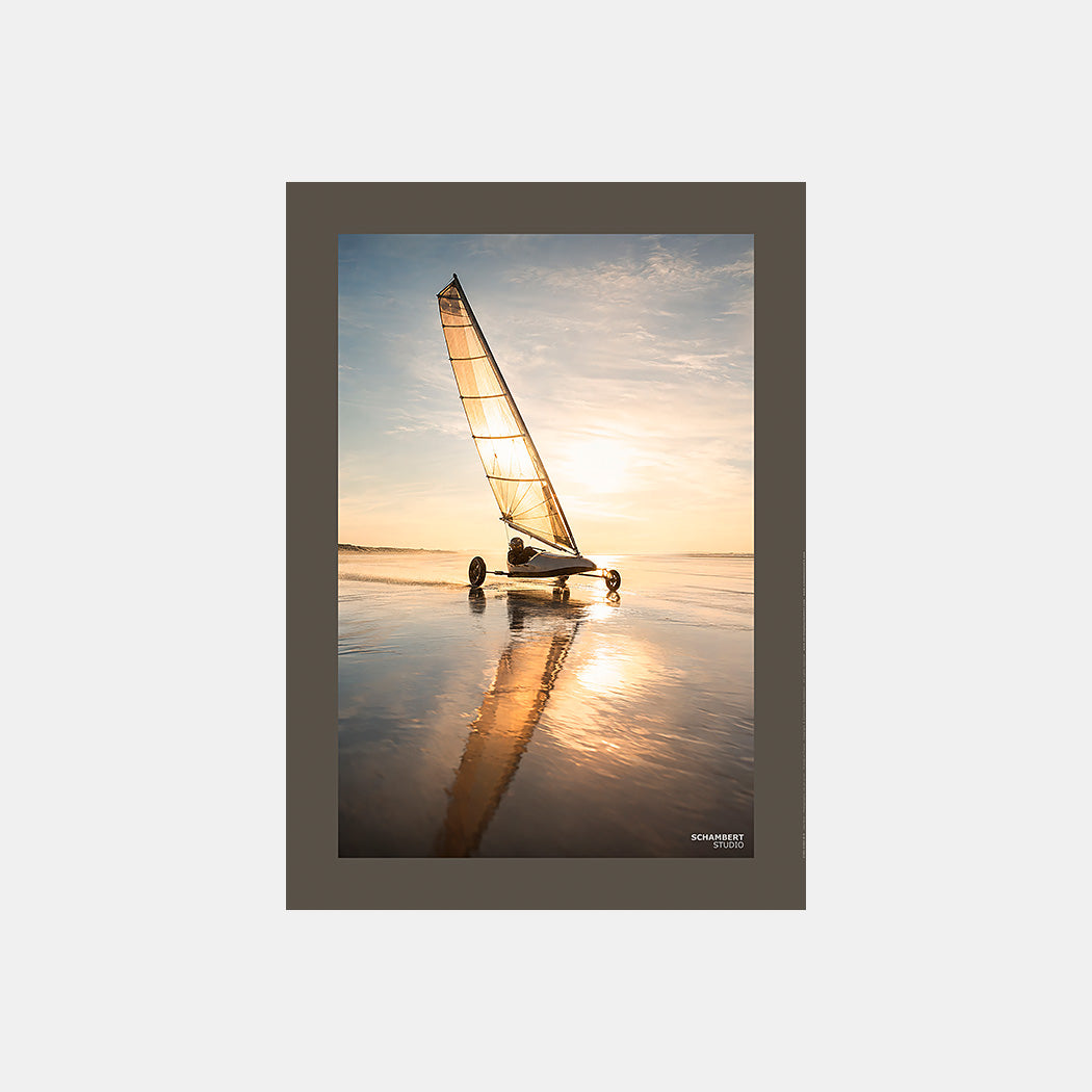 Plage miroir au couchant | Affiche chars à voile sur la Côte d'Opale - Design avec marge couleur.