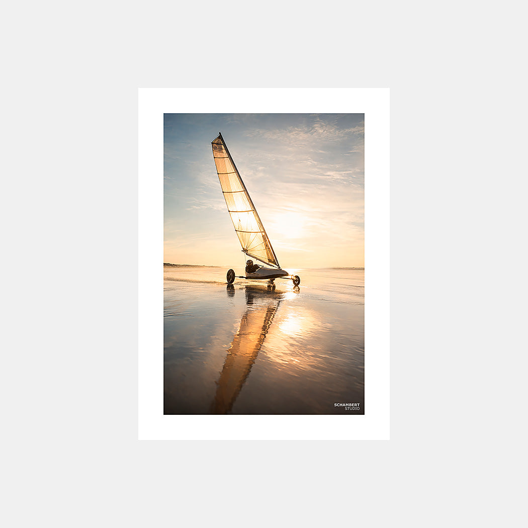 Plage miroir au couchant | Affiche chars à voile sur la Côte d'Opale - Design avec marge blanche.