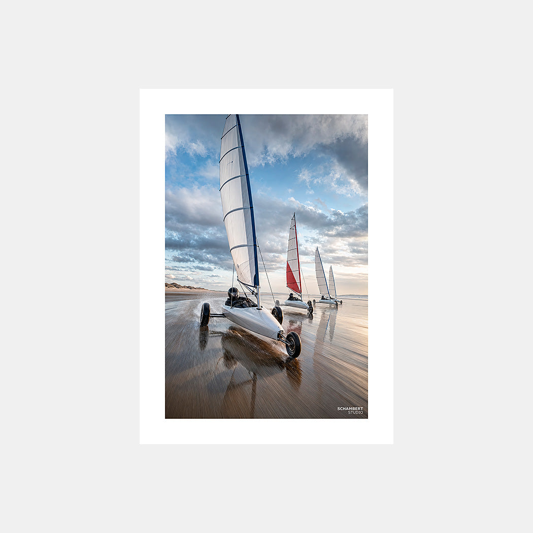 Course au vent | Affiche chars à voile sur la Côte d'Opale - Design avec marge blanche.