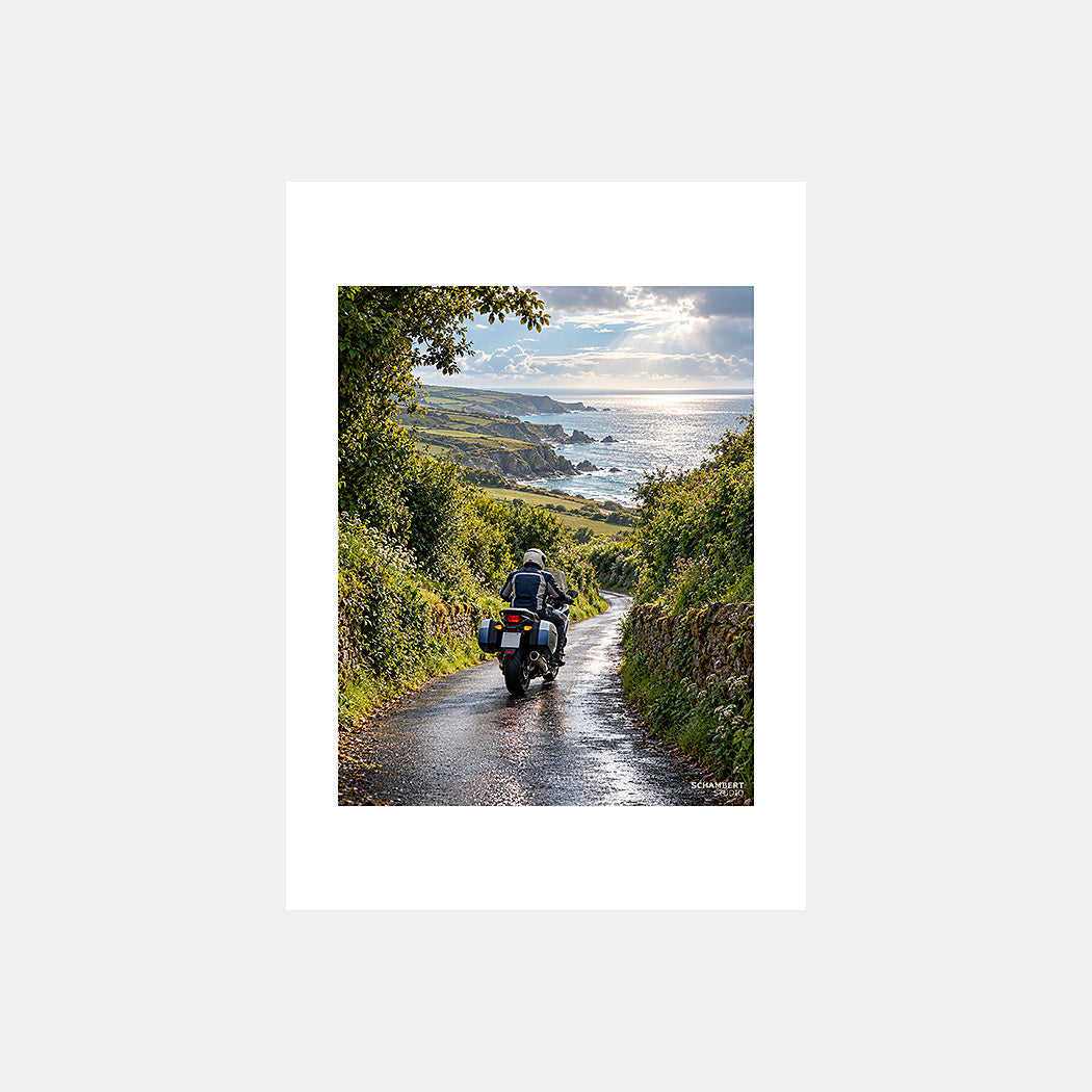 Cotentin | Affiche moto La mer au bout du chemin Normandie - Design sans légende.