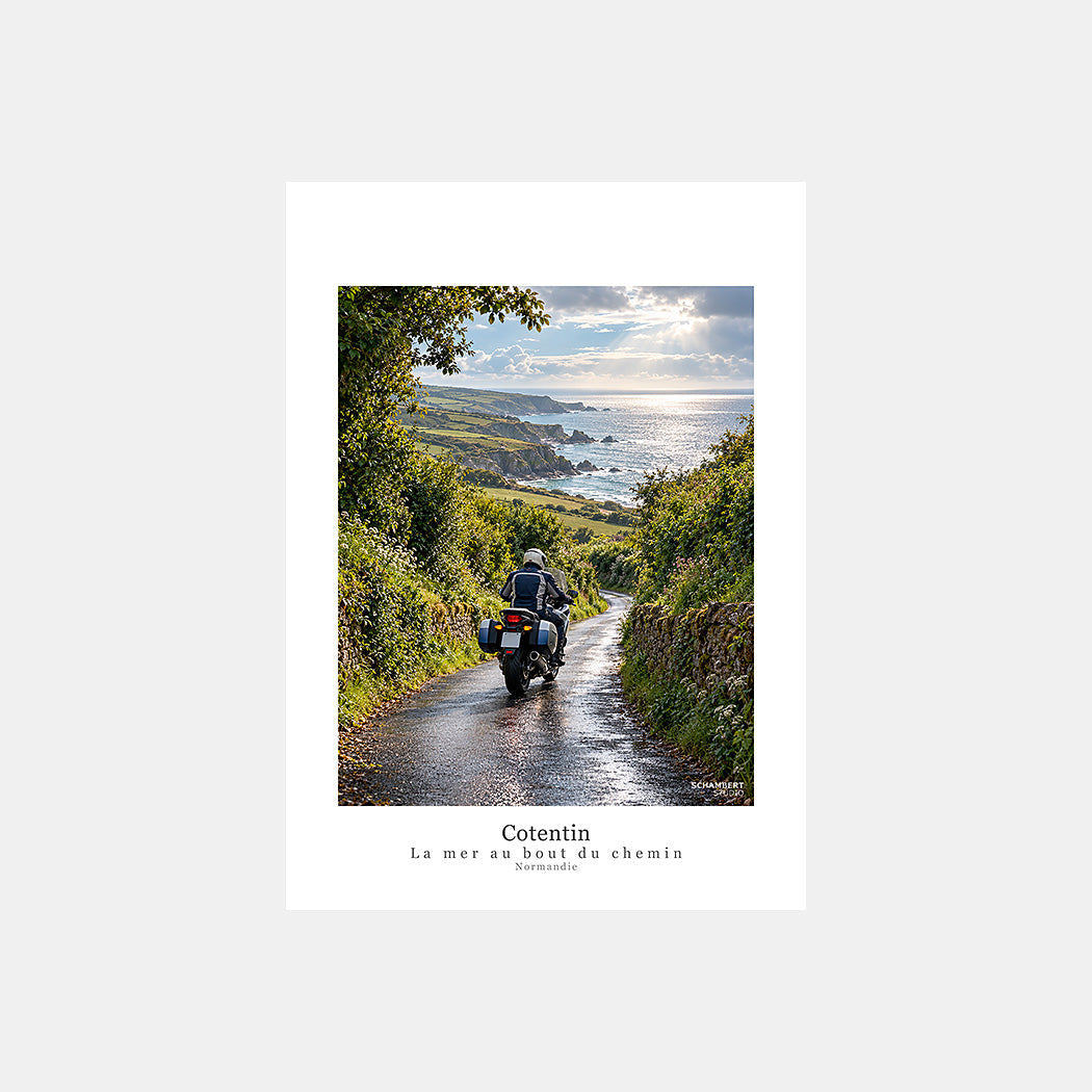 Cotentin | Affiche moto La mer au bout du chemin Normandie - Design avec légende.