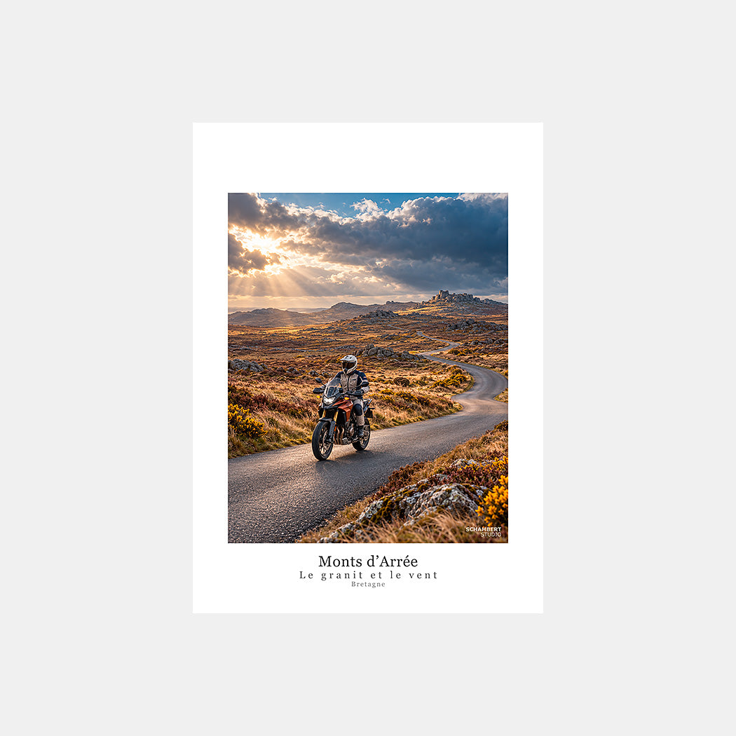 Monts d'Arrée | Affiche moto Le granit et le vent Bretagne - Design avec légende.