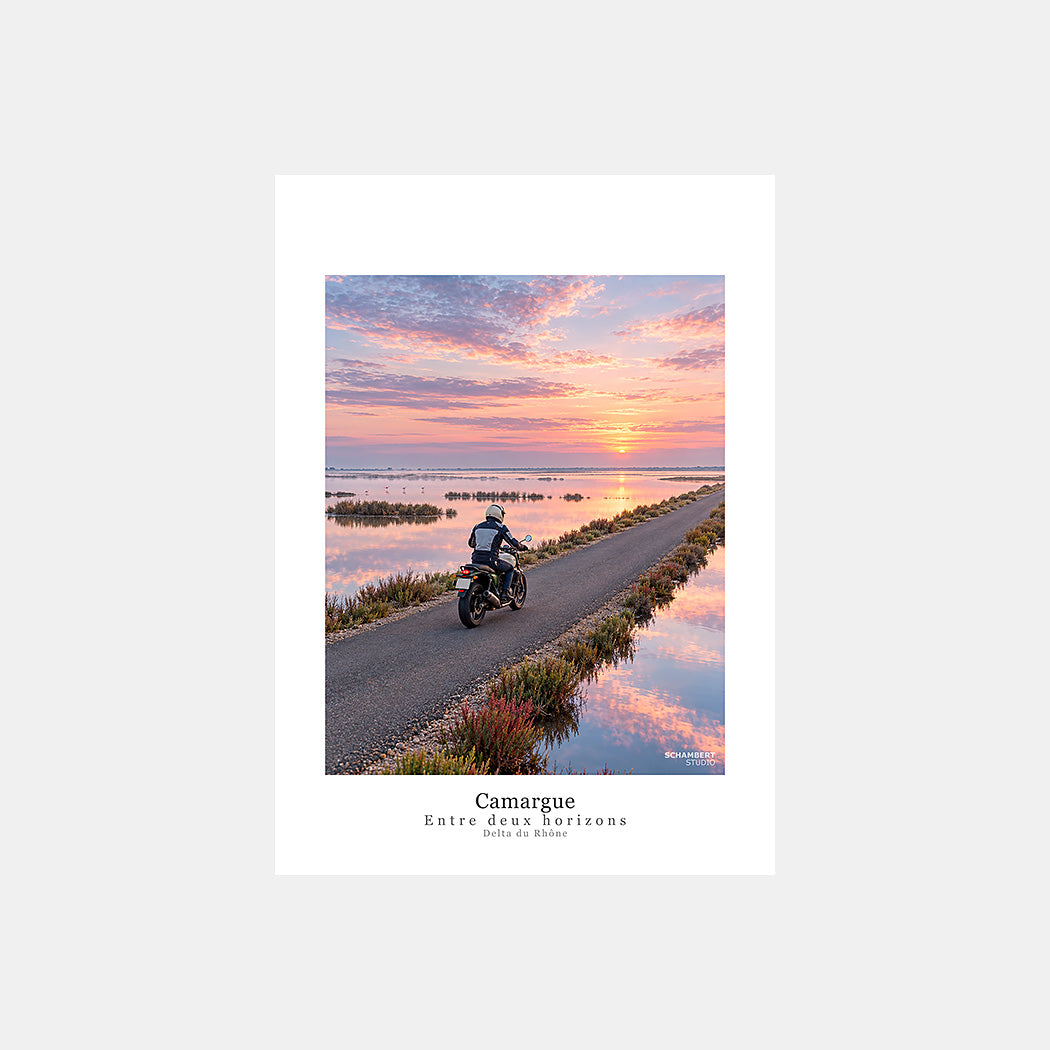 Camargue | Affiche moto Entre deux horizons Delta du Rhône - Design avec légende.