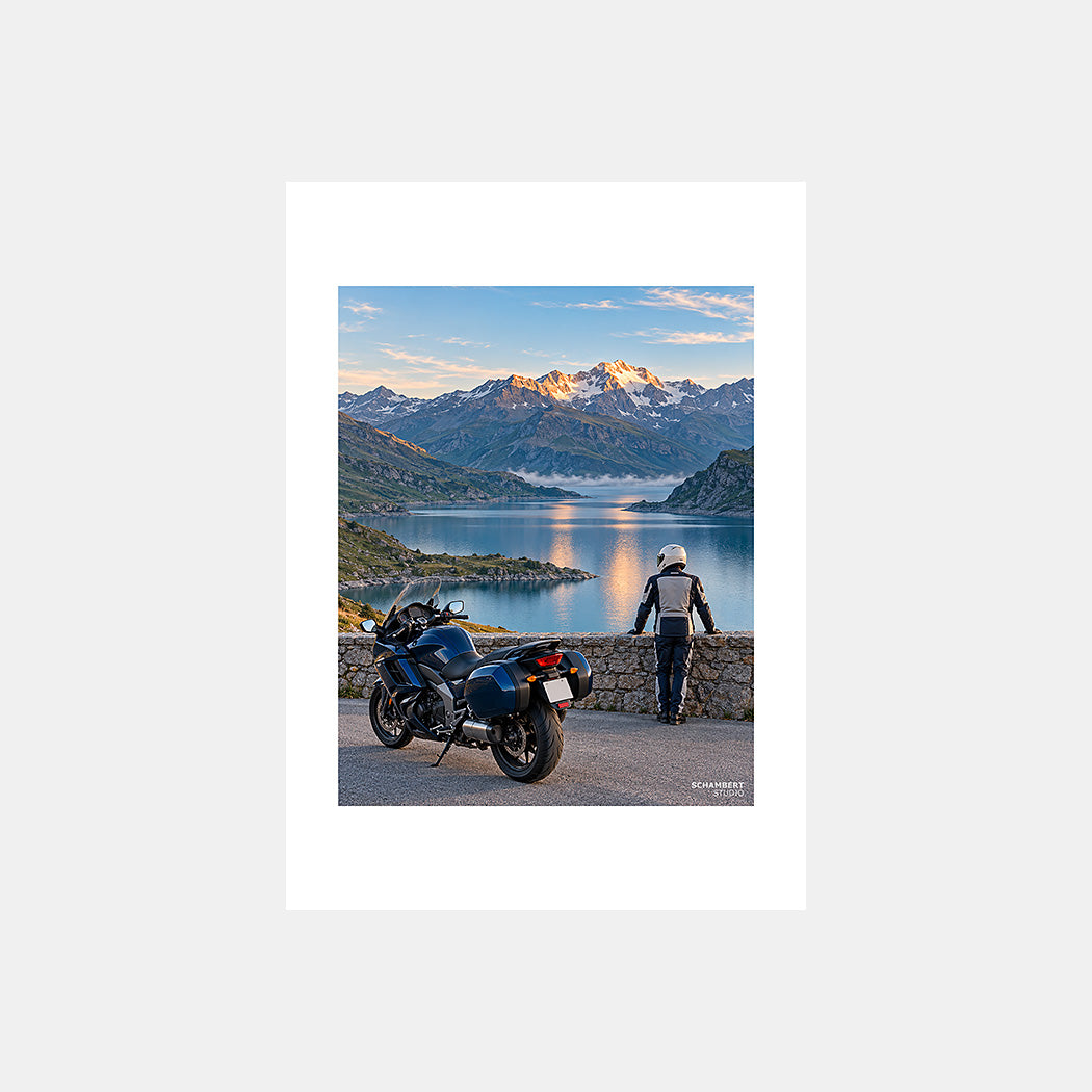 Alpes | Affiche moto Le lac avant le col Haute-Maurienne - Design sans légende.