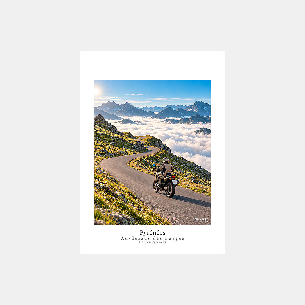 Pyrénées | Affiche moto Au-dessus des nuages Haute-Pyrénées - Design avec légende.