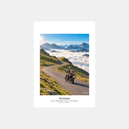 Pyrénées | Affiche moto Au-dessus des nuages Haute-Pyrénées - Design avec légende.
